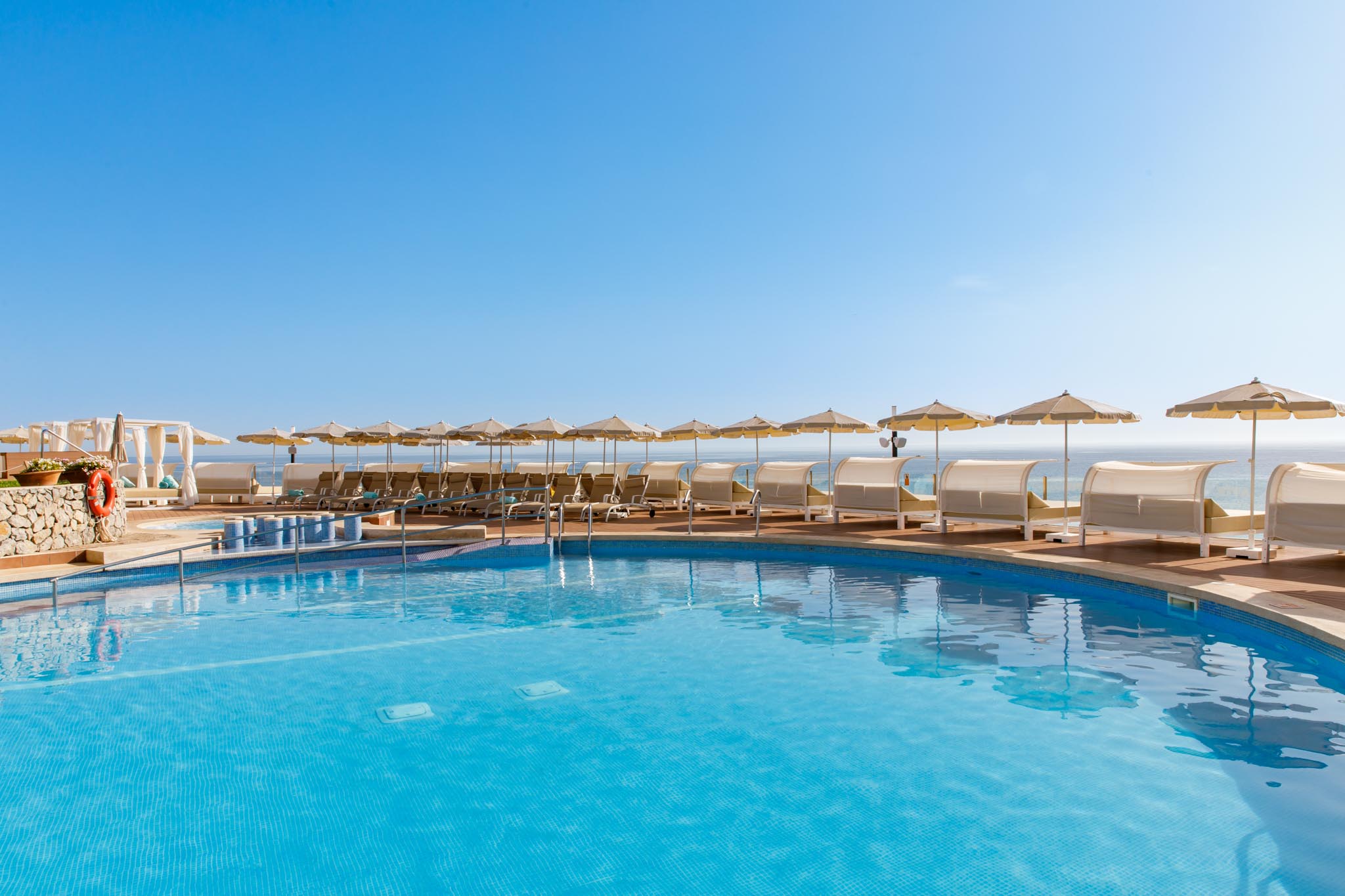 Piscina exterioara/interioara