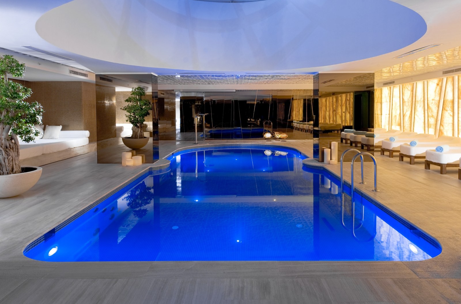 Piscină interioară