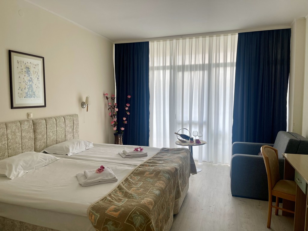 DOUBLE ROOM 
