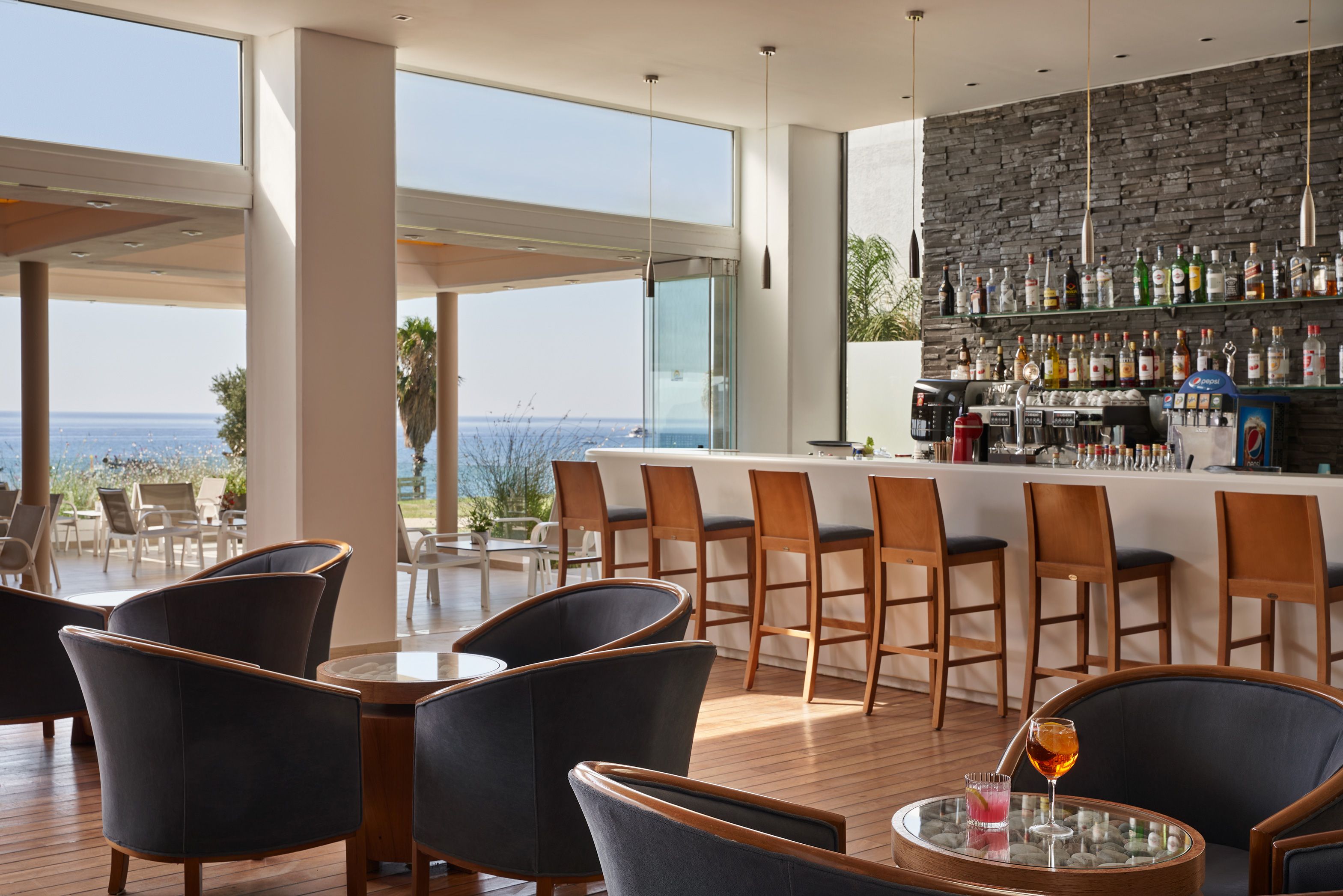 LOBBY BAR ONAR
