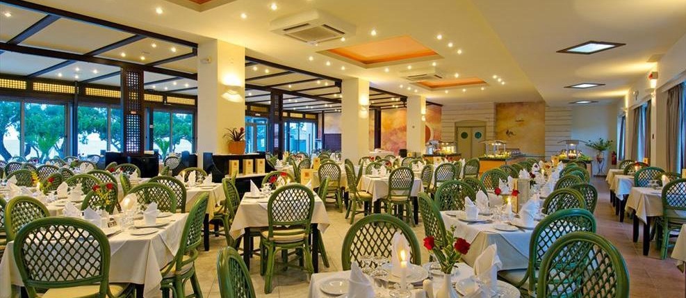 Restaurant Hotel Santa Marina Beach.jpg