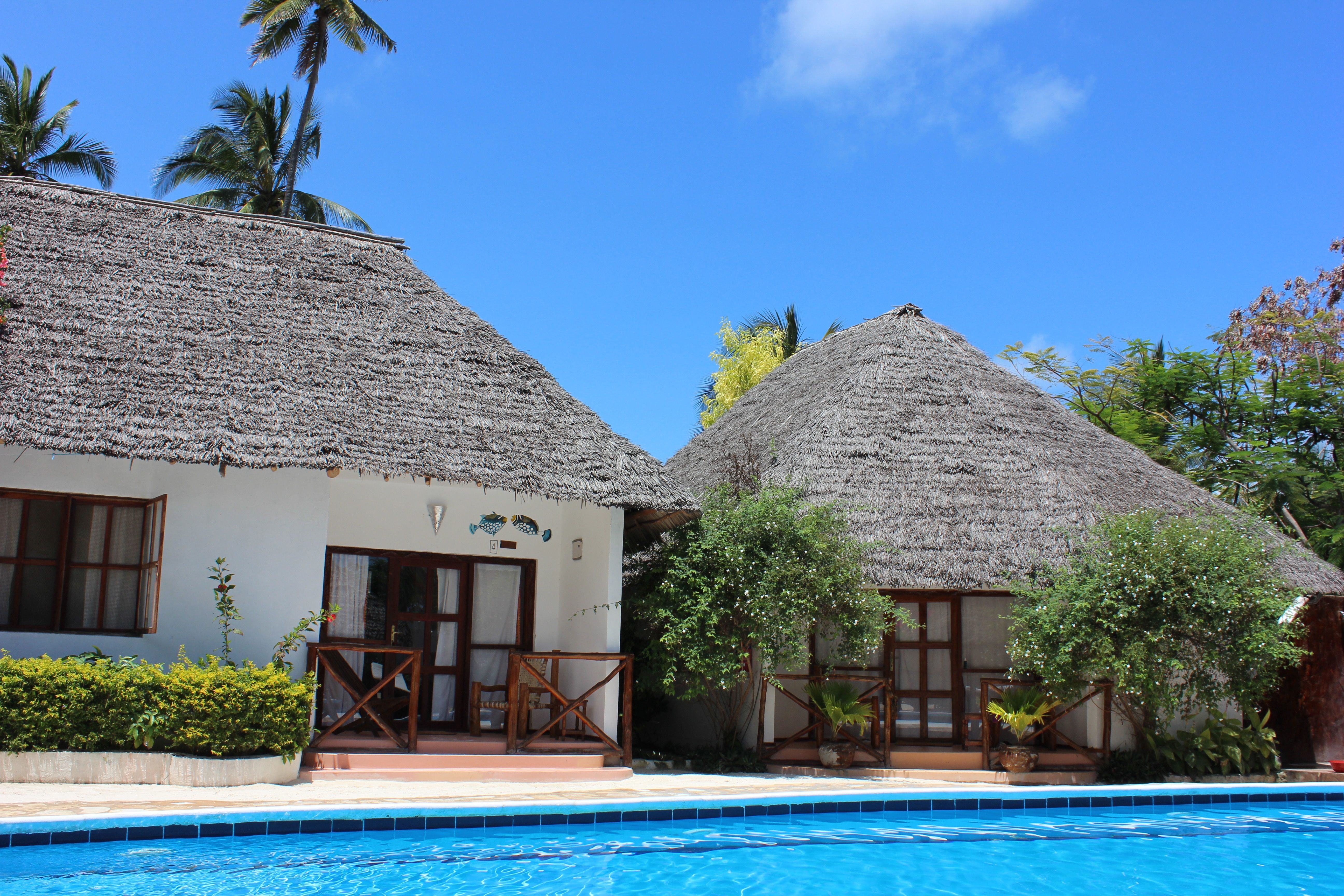 FAMILY ROOM POOL VIEW