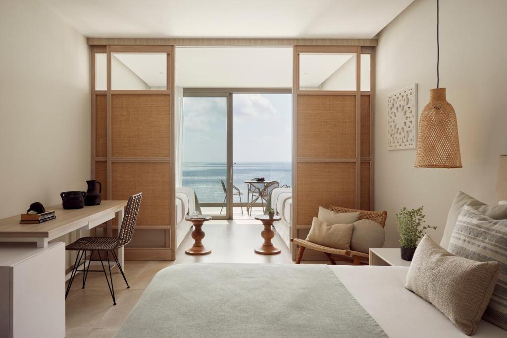 family room sea view  sliding door