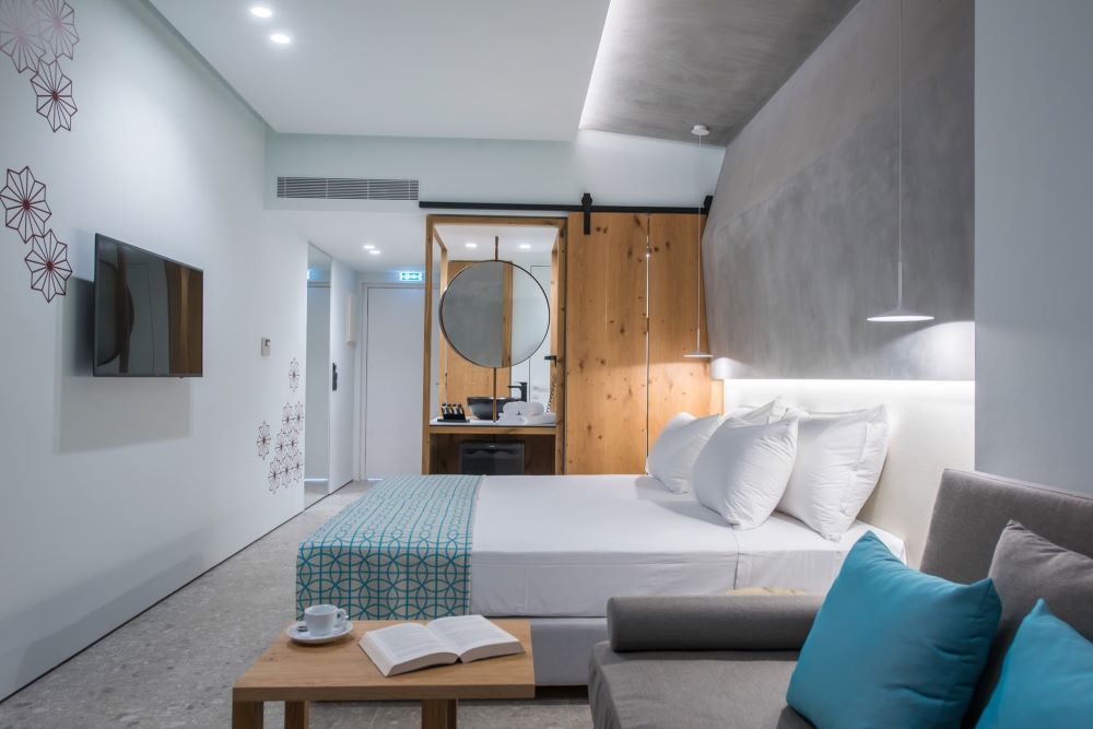 Junior-Suite-Swim-Up.jpg