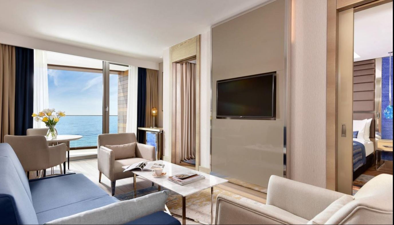 JUNIOR SUITE (CLUB LOUNCH)