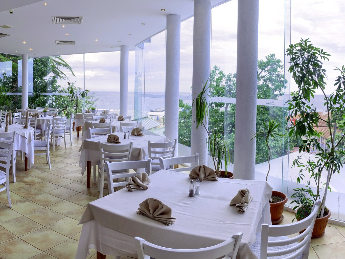 MAIN RESTAURANT