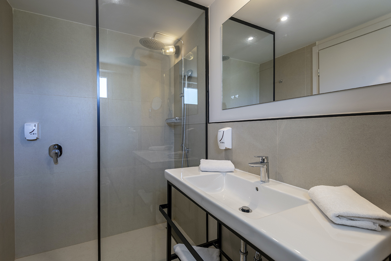 DOUBLE ROOM