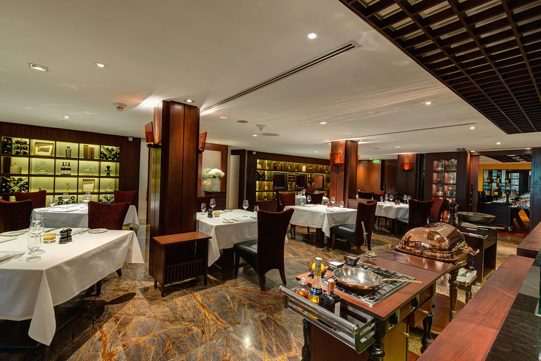 FIREPLACE GRILL AND BAR