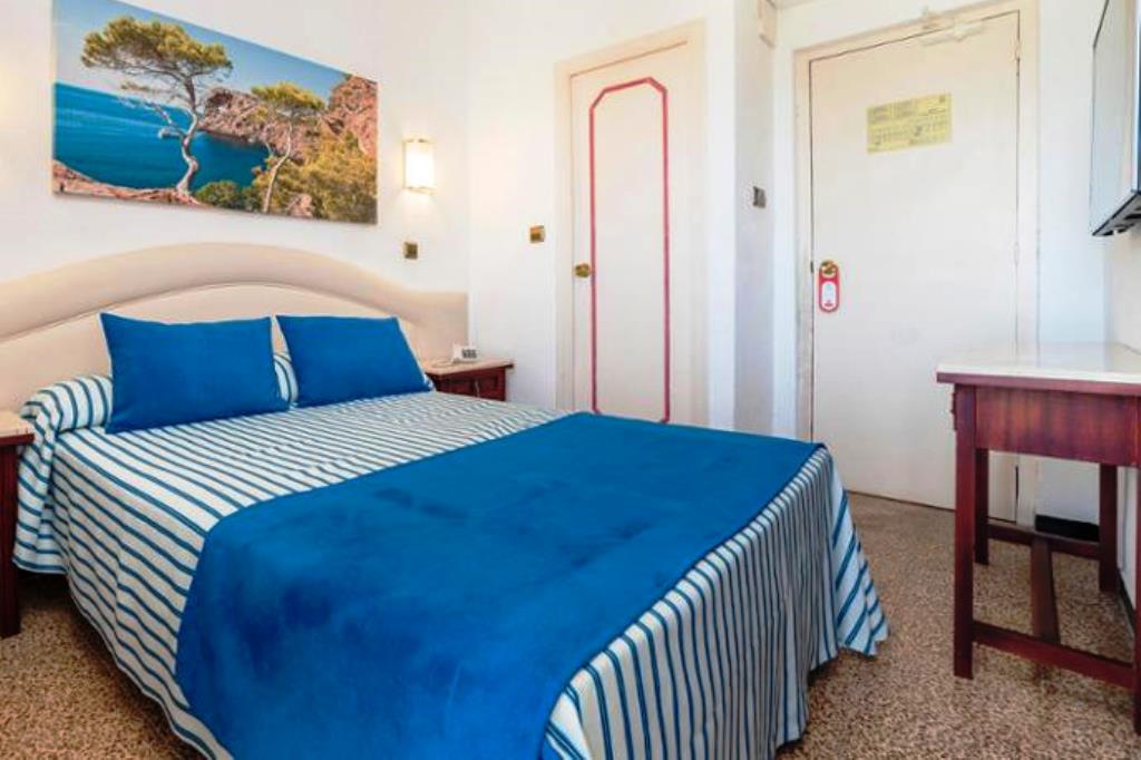 SINGLE ROOM BALCONY OR TERRACE