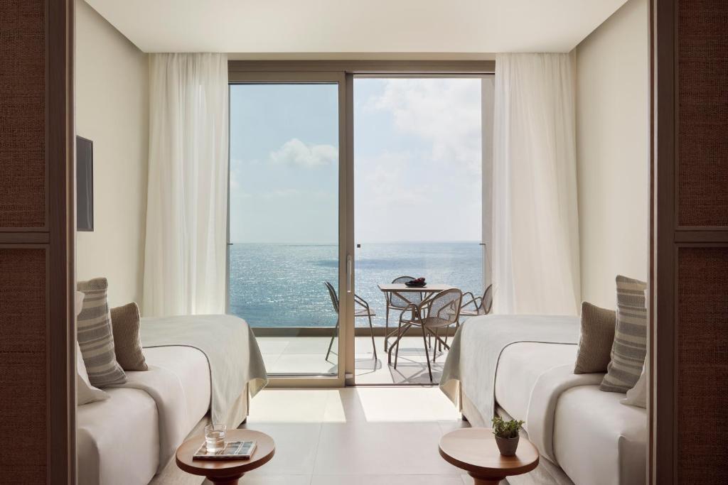 family room sea view  sliding door