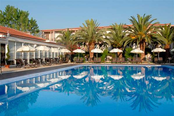 Zakynthos, Hotel Zante Park, piscina exterioara, sezlonguri.jpg