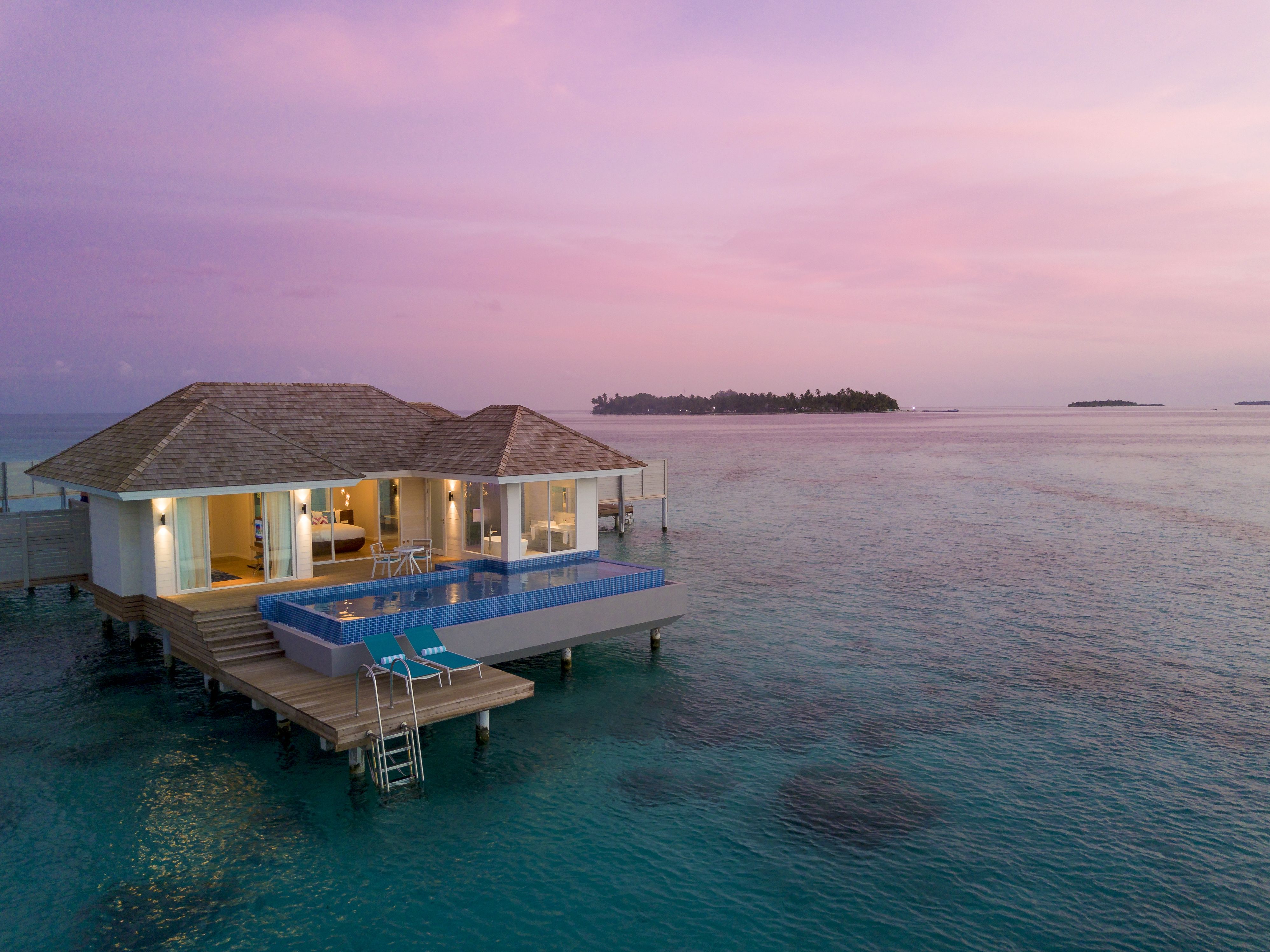 SUNSET AQUA POOL SUITE