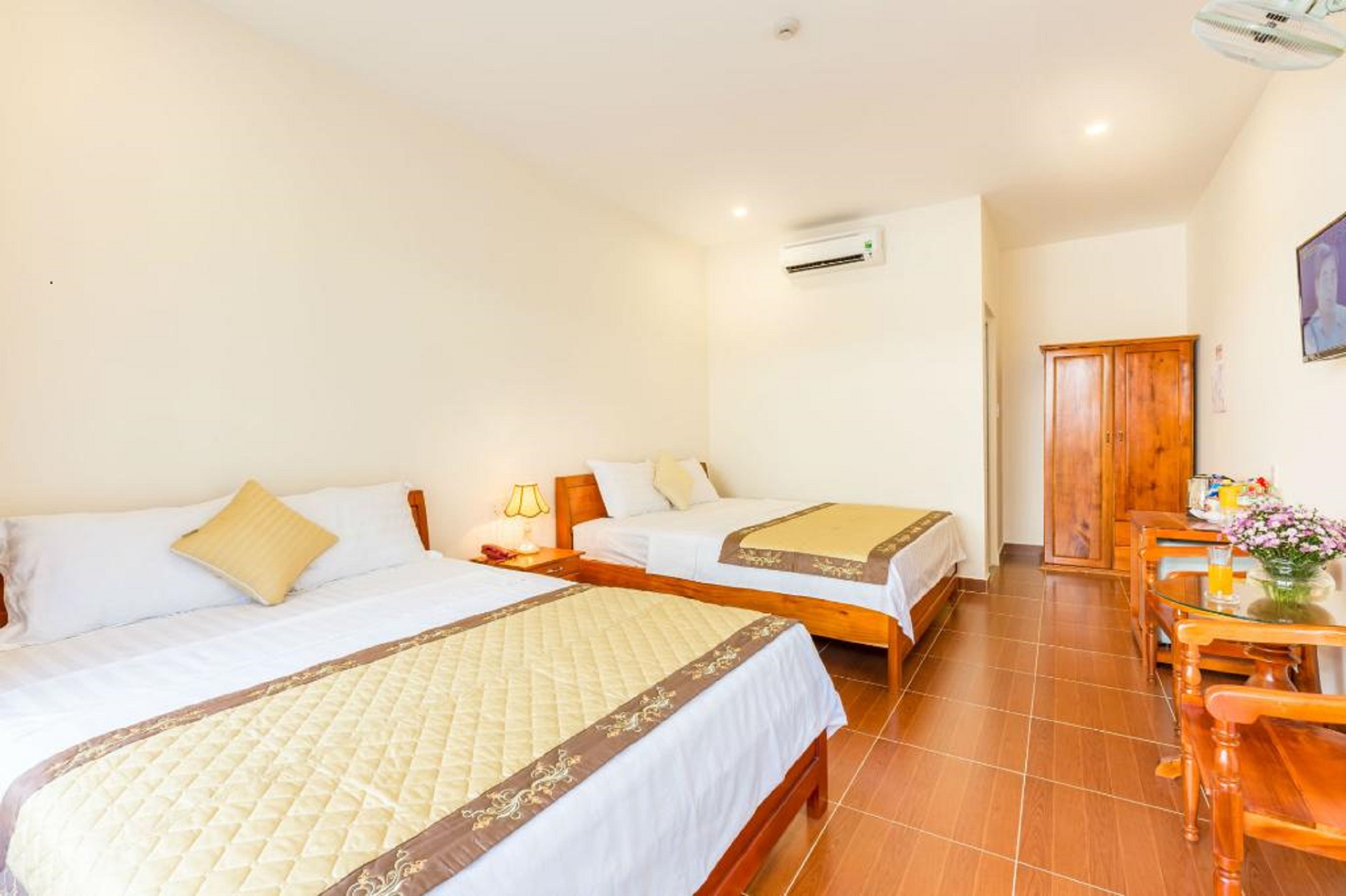 BUILDING TRIPLE ROOM 