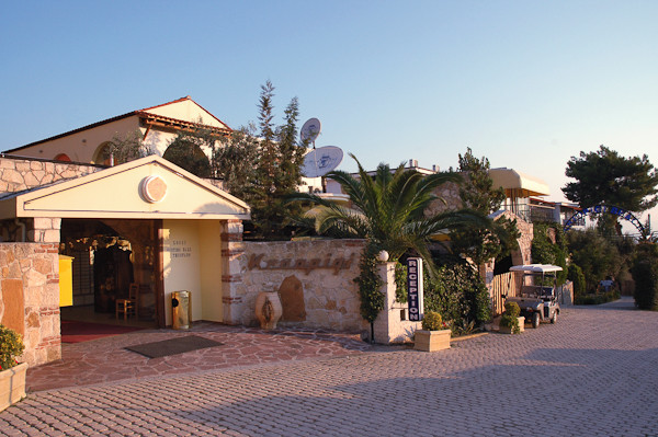 Halkidiki, Hotel Kriopigi Beach, intrare.jpg