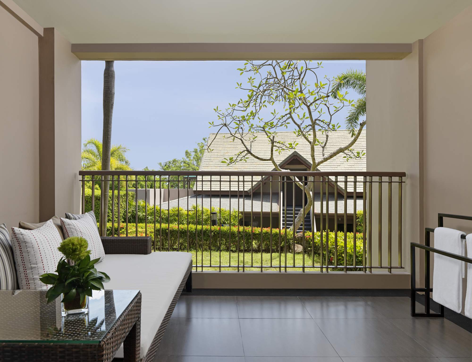 KING/ TWIN BED (GARDEN VIEW)  