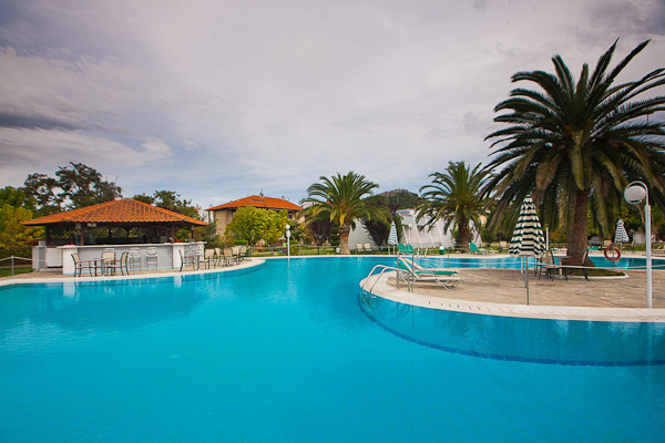Thassos, Hotel Aethria, piscina exterioara, bar.jpg