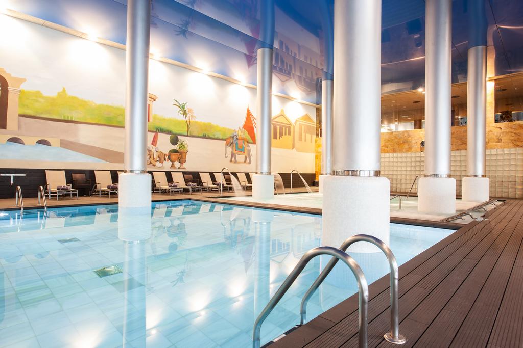 Piscină interioară