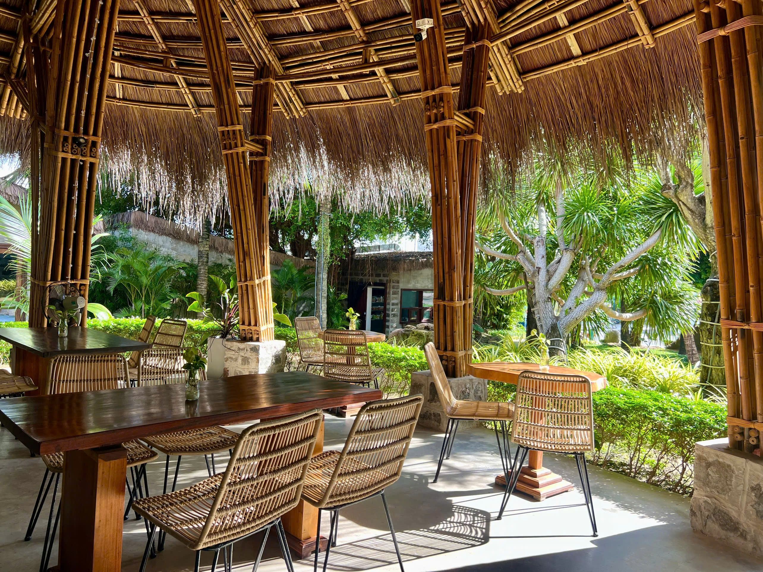 HOTELS RESTAURANT