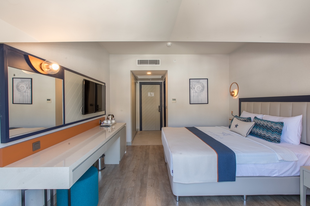 Standard Side Sea View Room with Balcony
