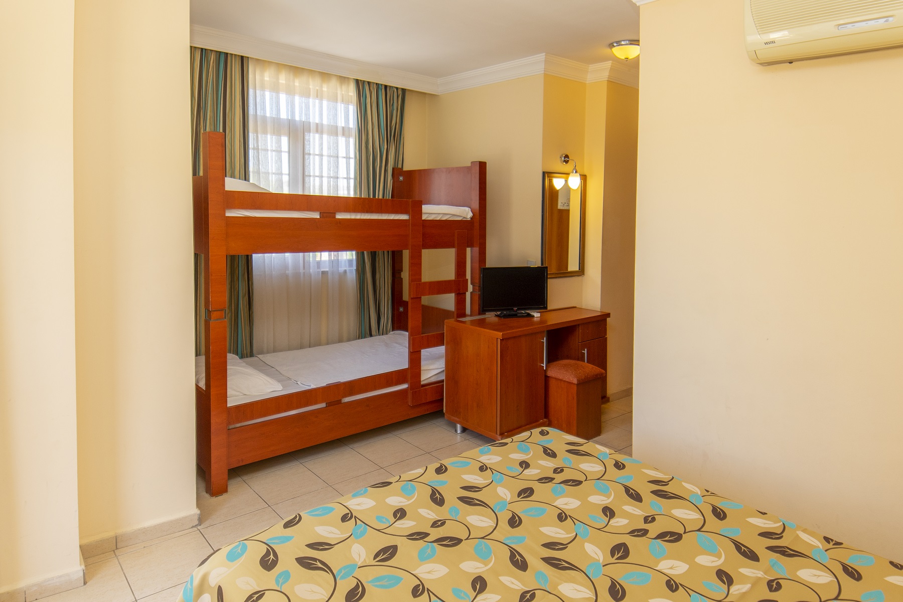 FAMILY ROOM BUNKBED
