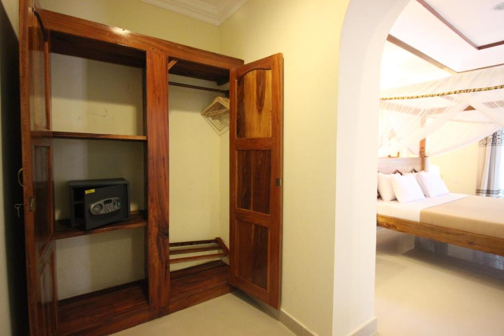 DOUBLE ROOM POOL/PARTIAL SEA VIEW