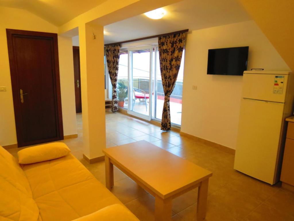 Apartamentul cu doua dormitoare si vedere laterala la mare