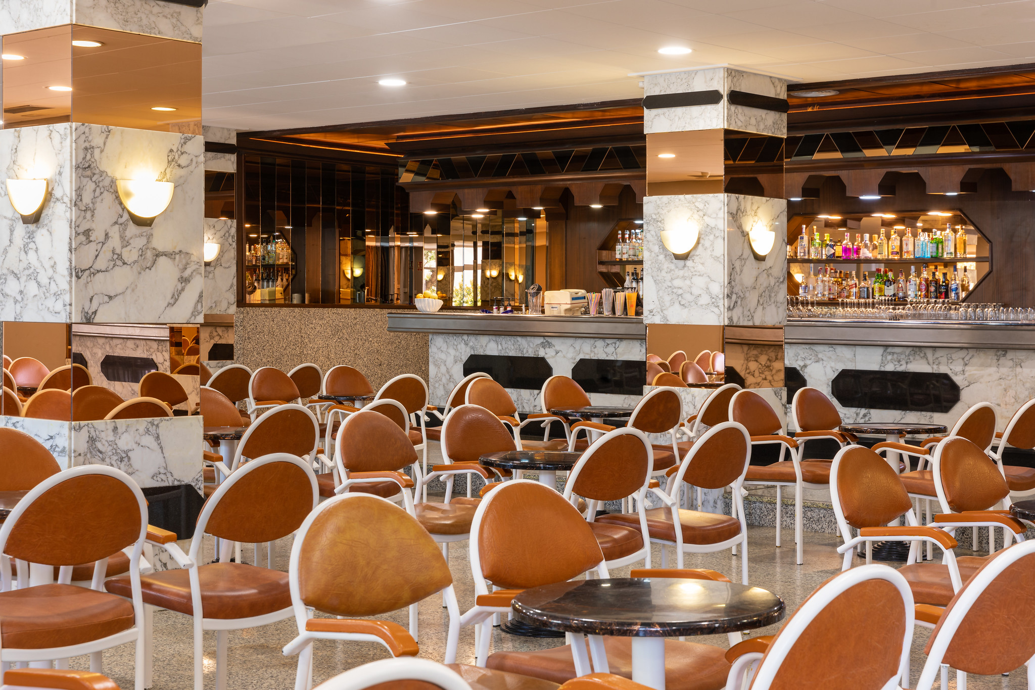 LOBBY BAR