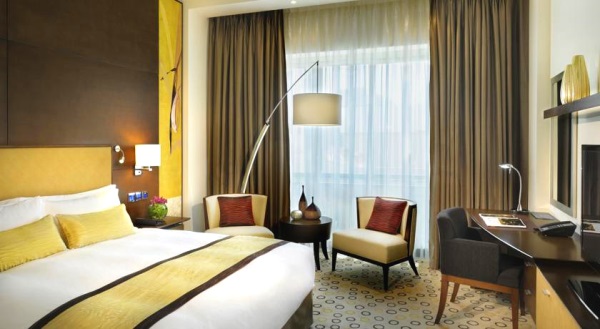 Dubai, Hotel Asiana, camera, pat dublu, birou, tv, masa.jpg