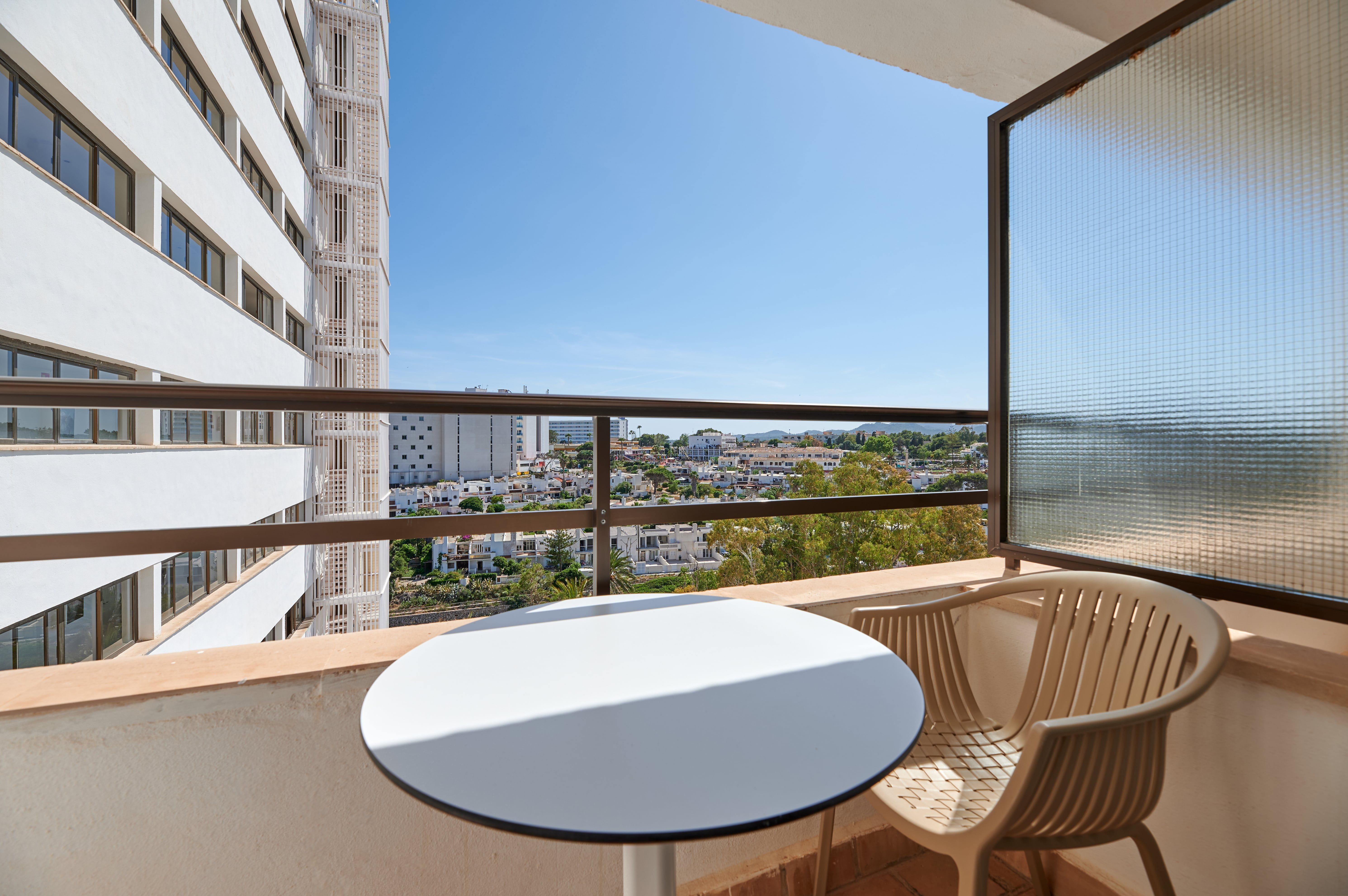 FAMILY ROOM (BALCONY)