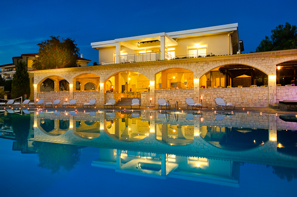 Halkidiki, Hotel Portes Beach, piscina exterioara, sezlonguri.jpg