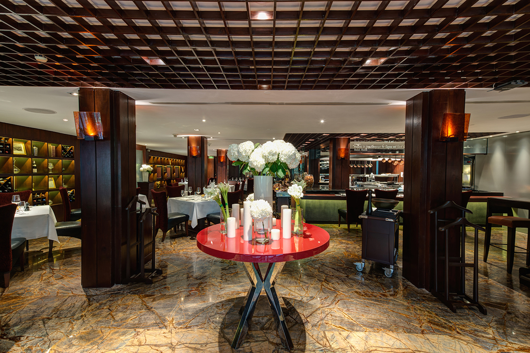 FIREPLACE GRILL AND BAR
