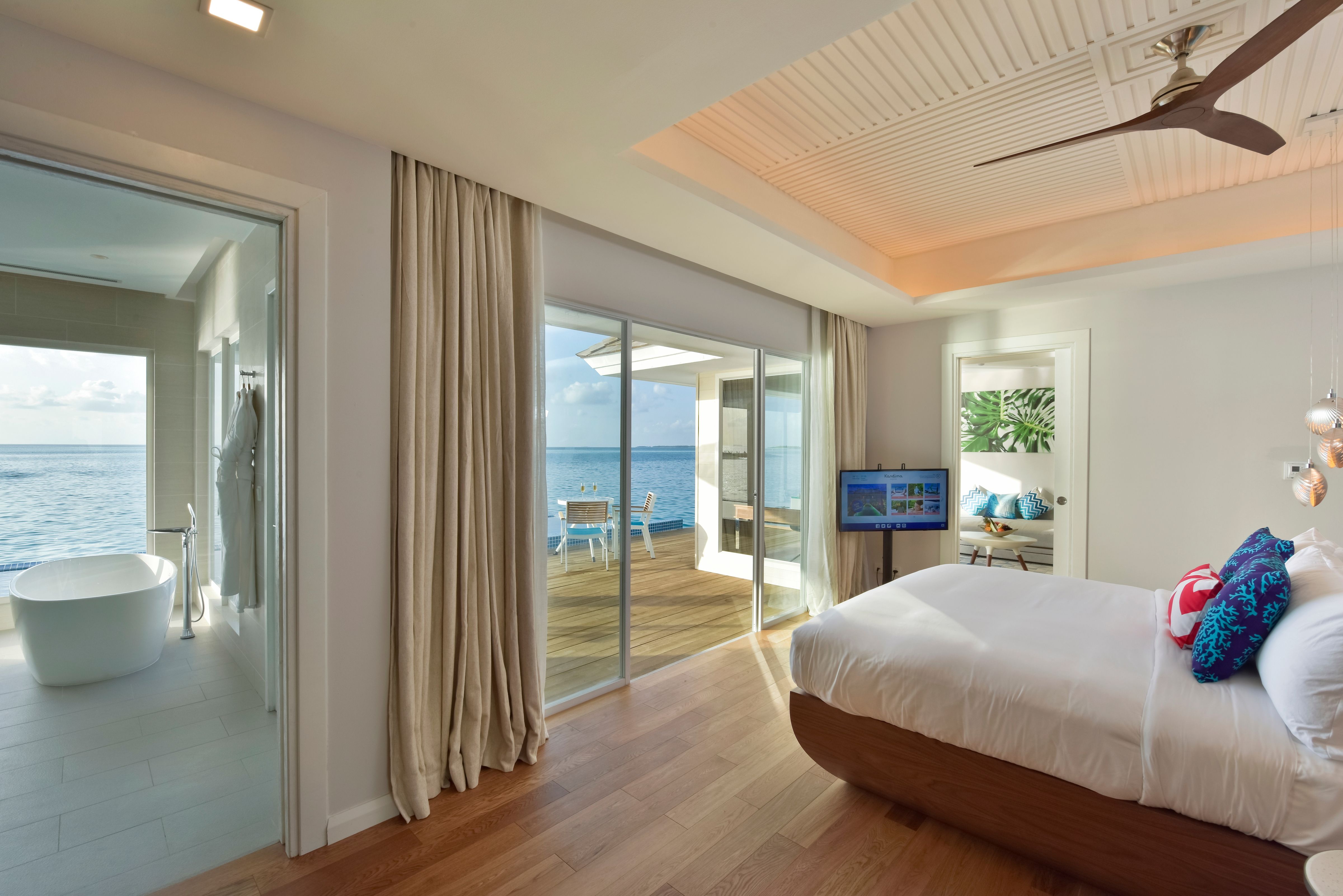 SUNSET AQUA POOL SUITE
