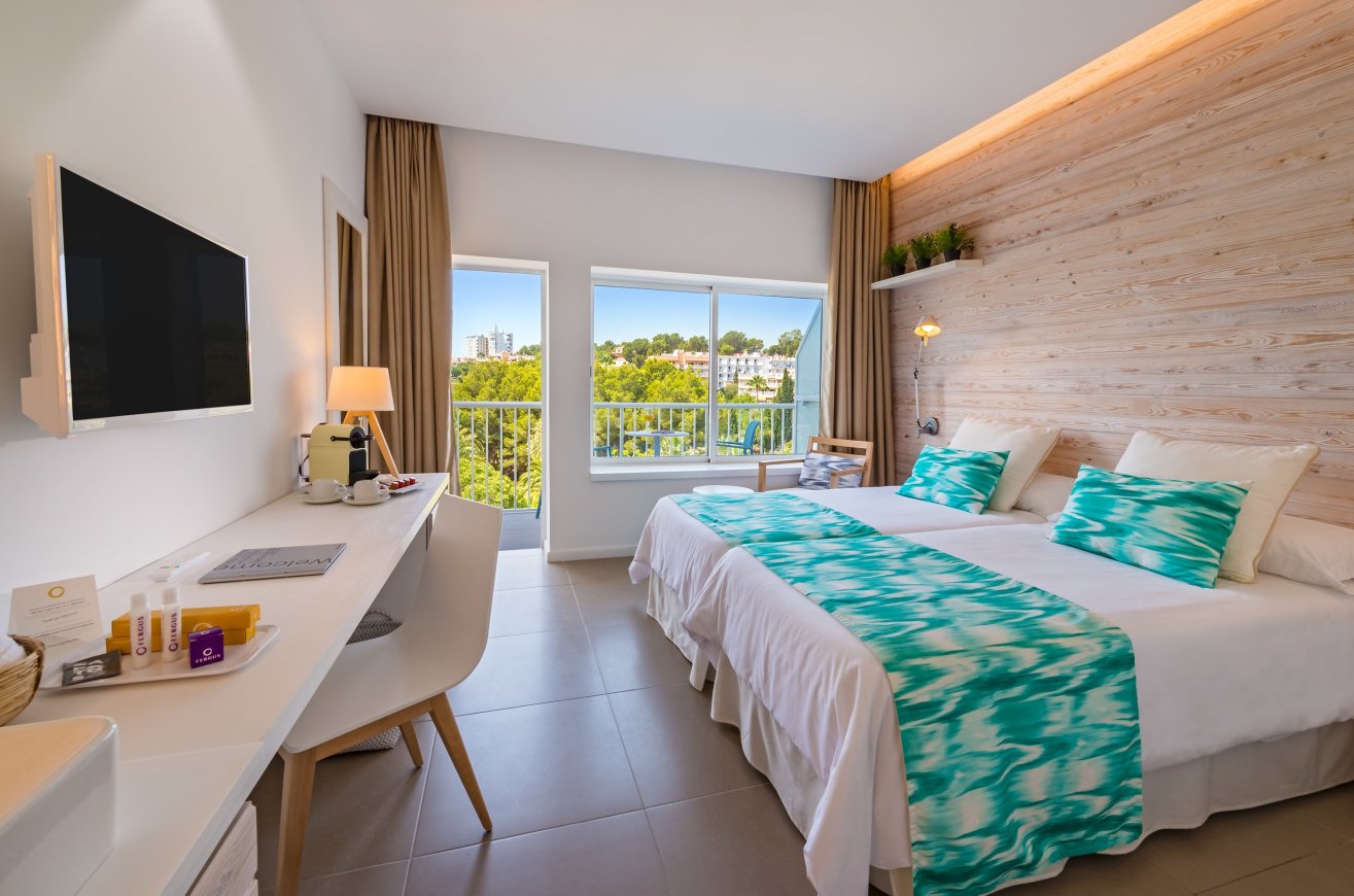 DOUBLE ROOM