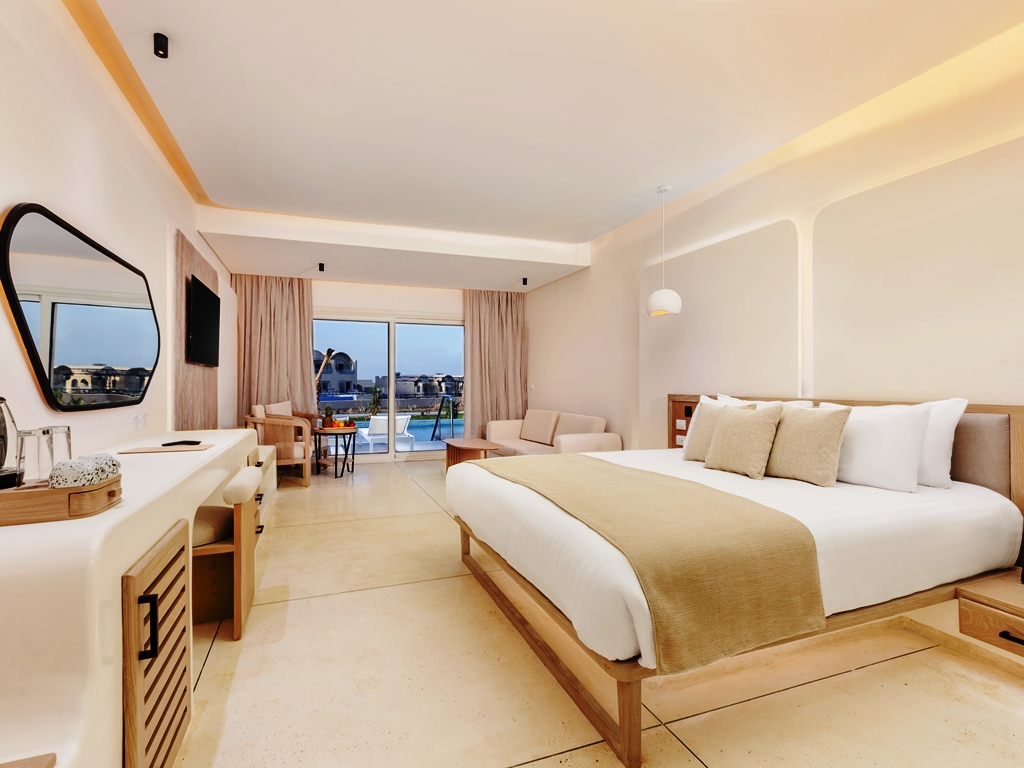 Executive Swim-Up Suite