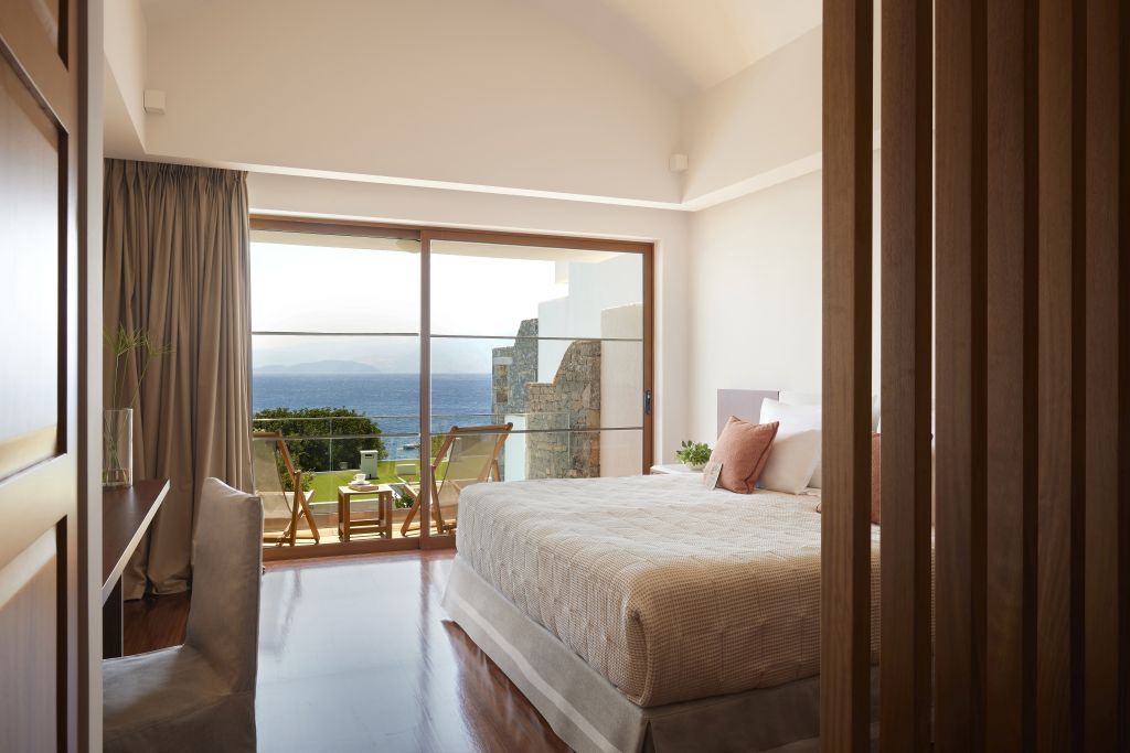 Peninsula Collection One-Bedroom Suite with individual pool