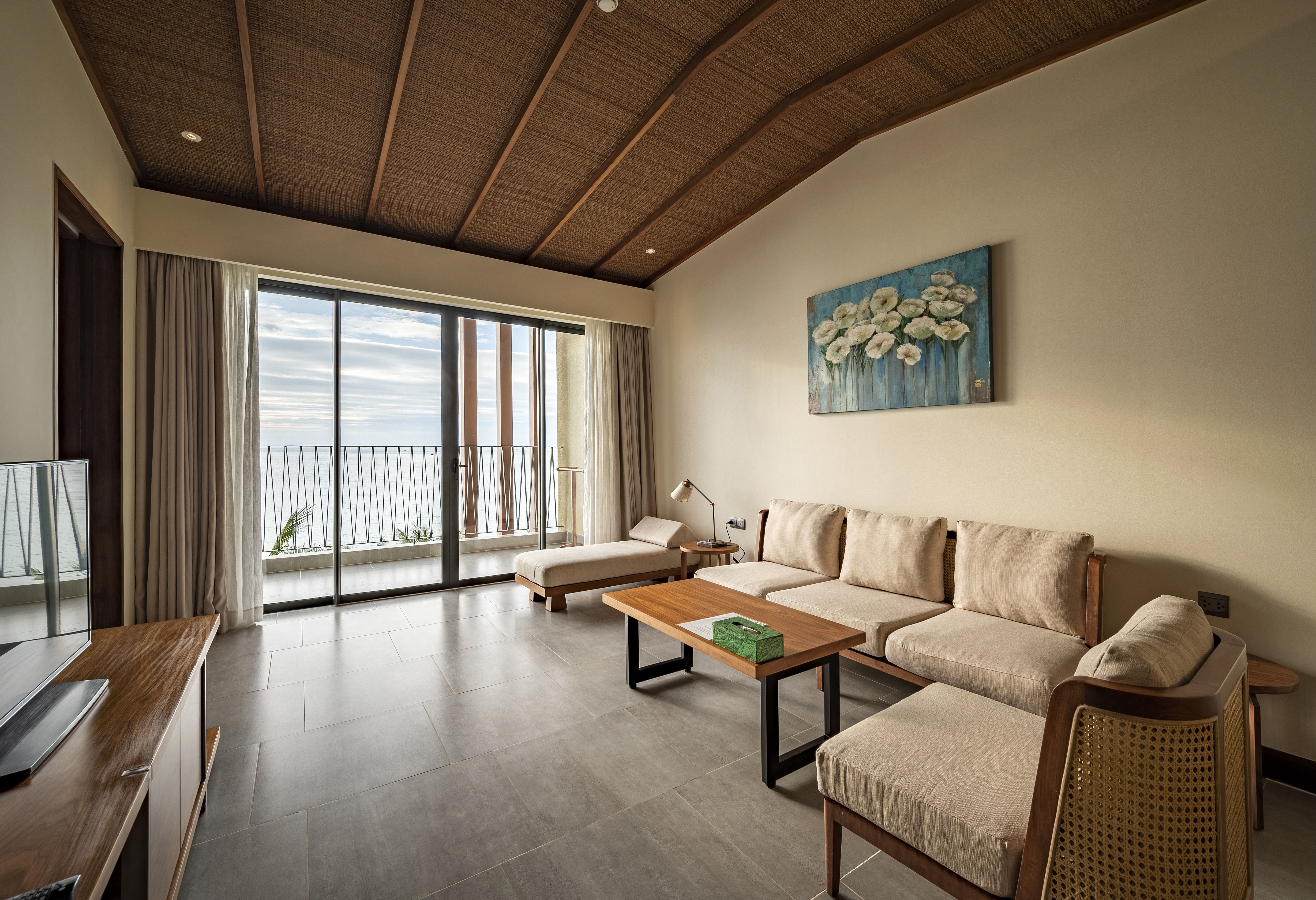 EXECUTIVE SUITE WITH BALCONY
