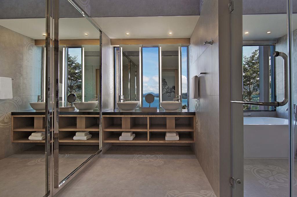KING BED HILLTOP OCEAN VIEW SUITE  