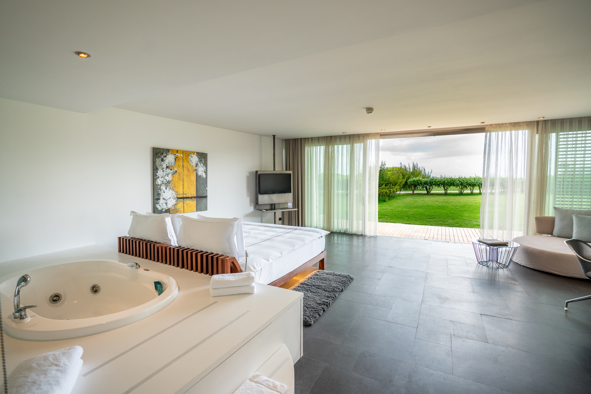 EXECUTIVE ROOM