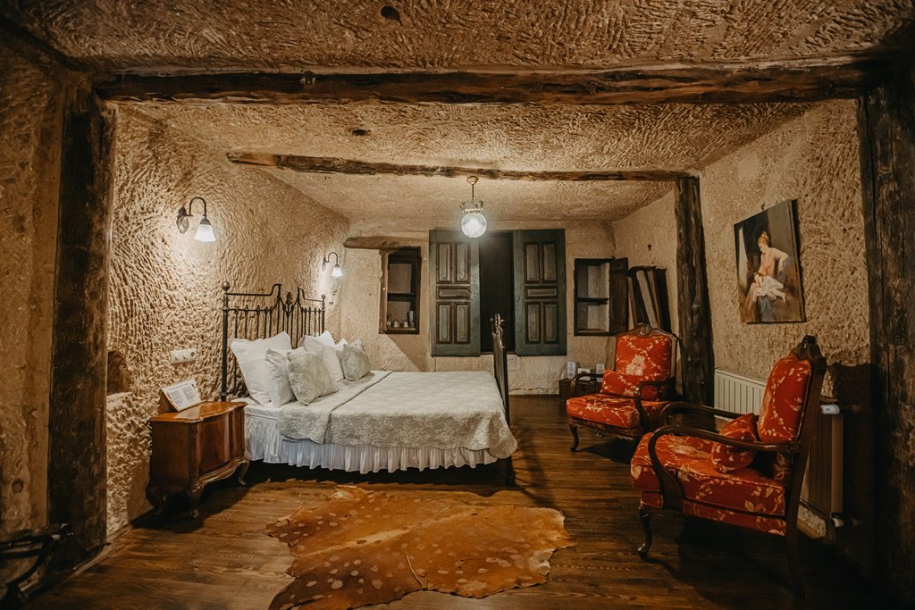 CAVE SUITE ROOM