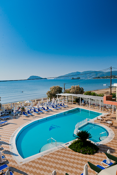 Zakynthos, Hotel Mediterranean Beach Resort, piscina exterioara, sezlonguri.jpg