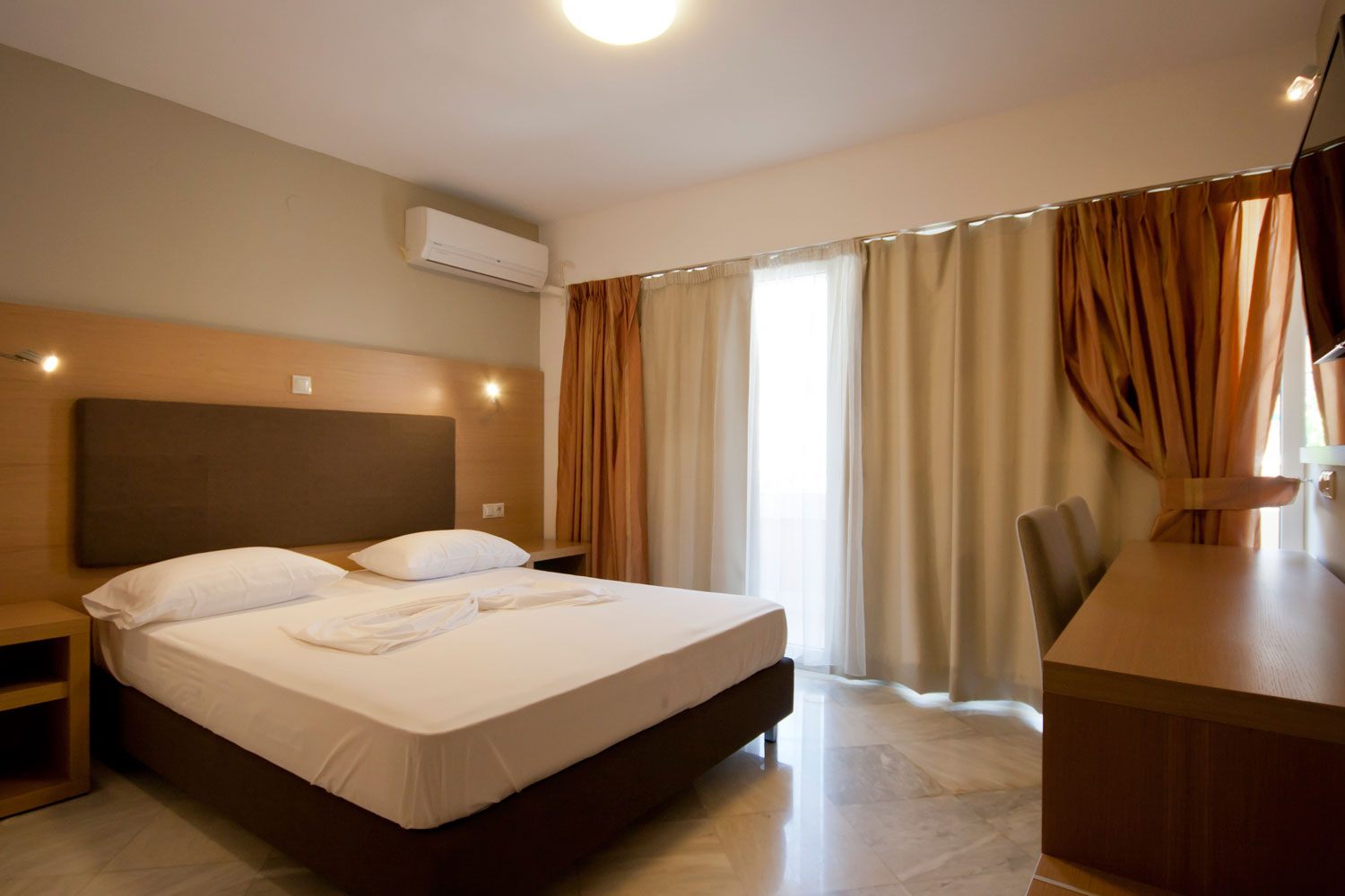 DOUBLE ROOM