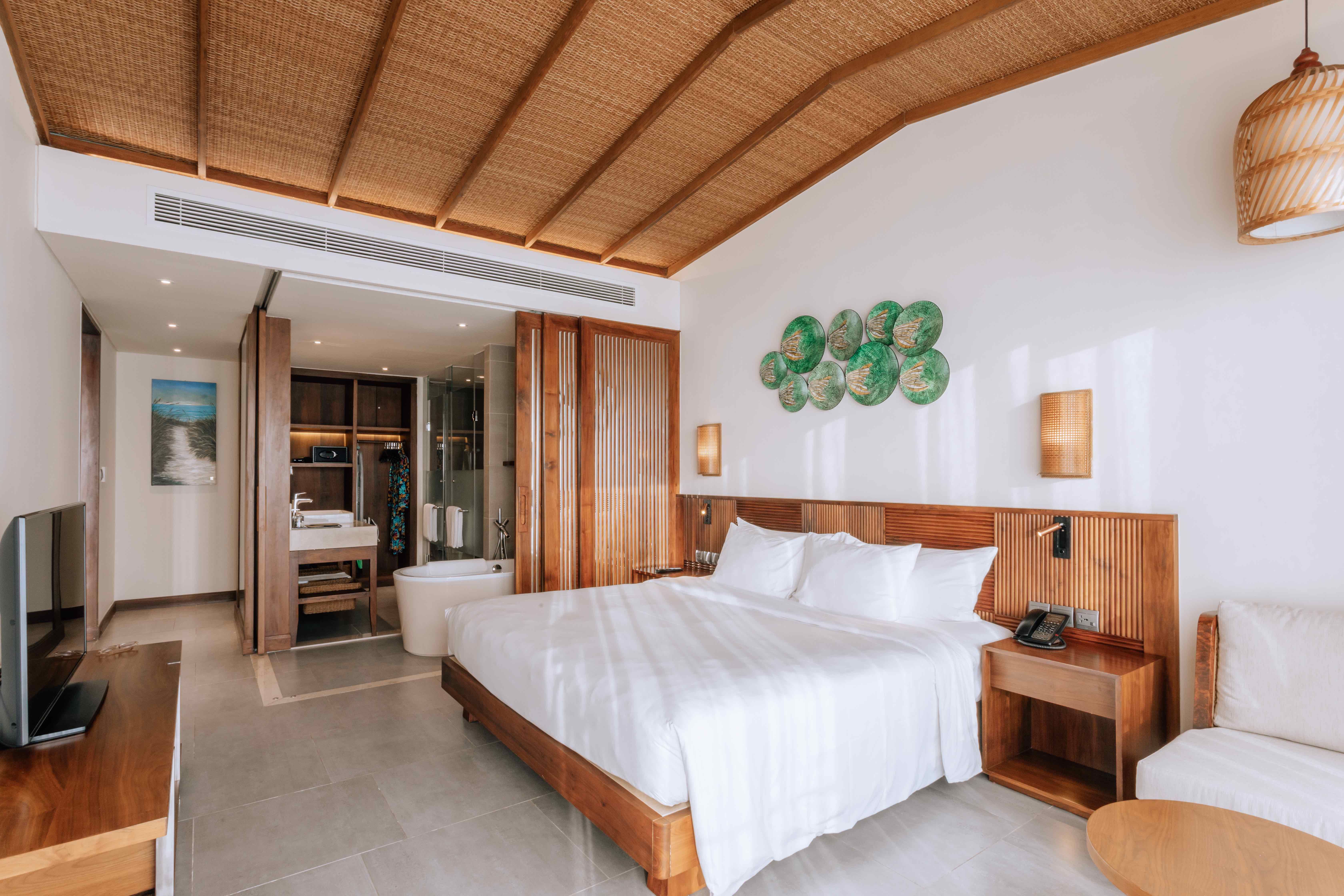 EXECUTIVE SUITE WITH BALCONY