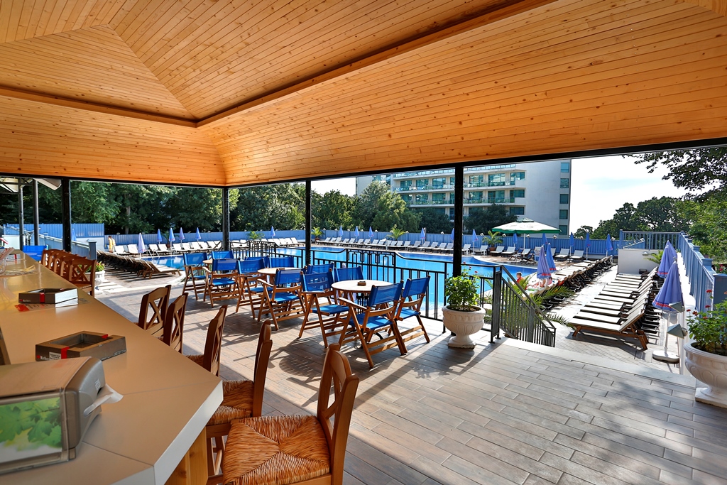 Pool bar