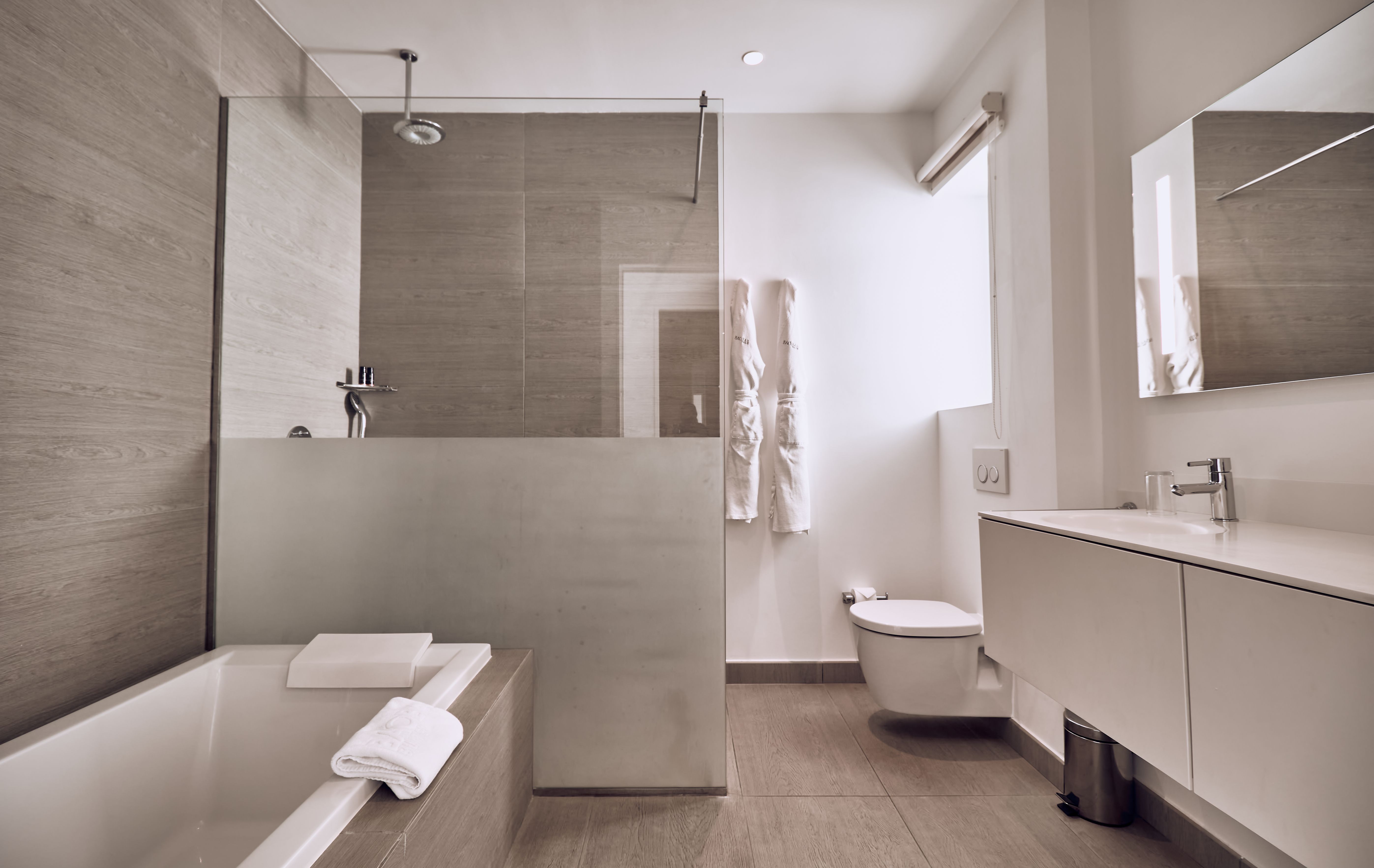 1 BEDROOM SUITE WITH SEA VIEW AND JACUZZI (DIVINITY LAGO)