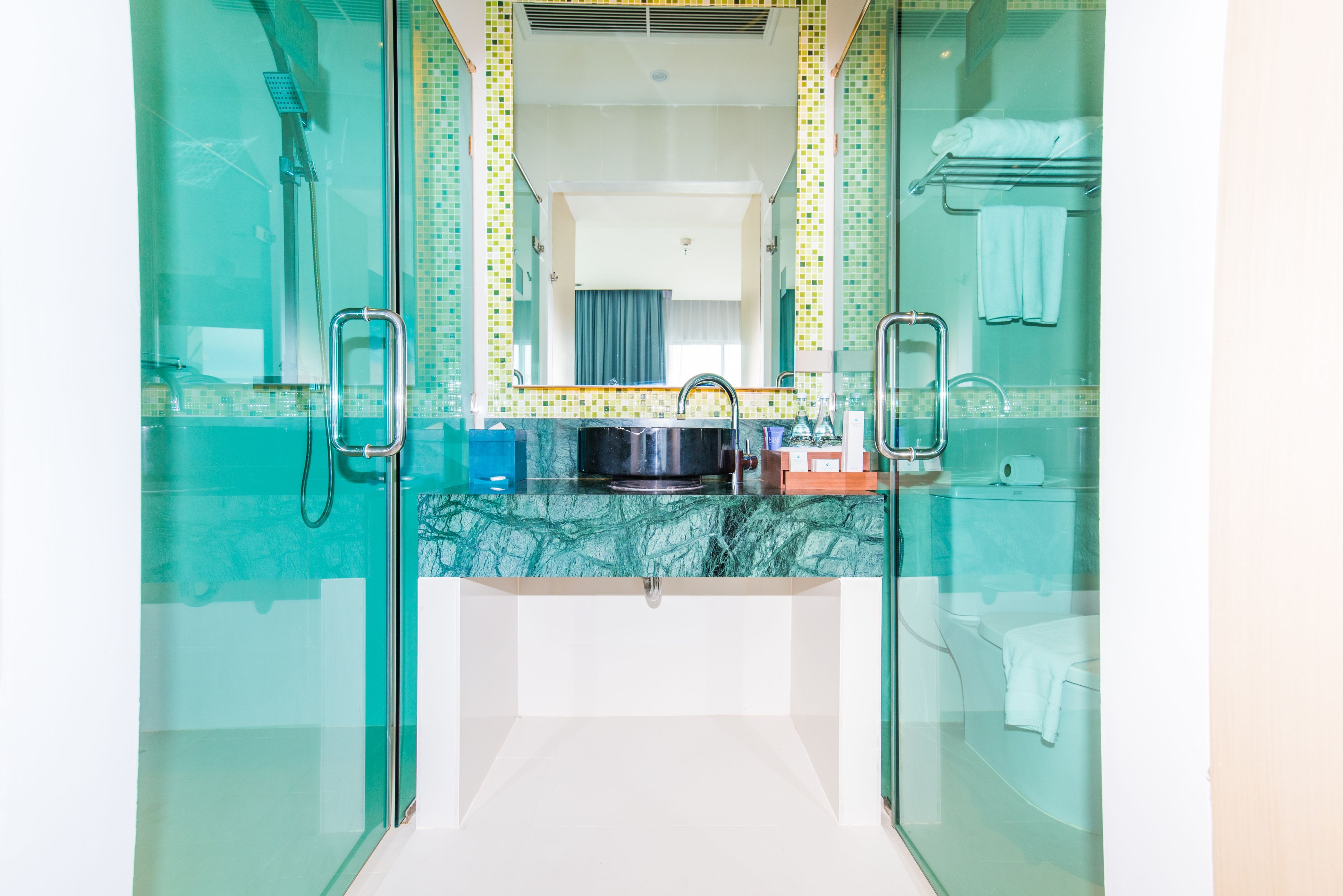 HONEYMOON POOL SUITE
