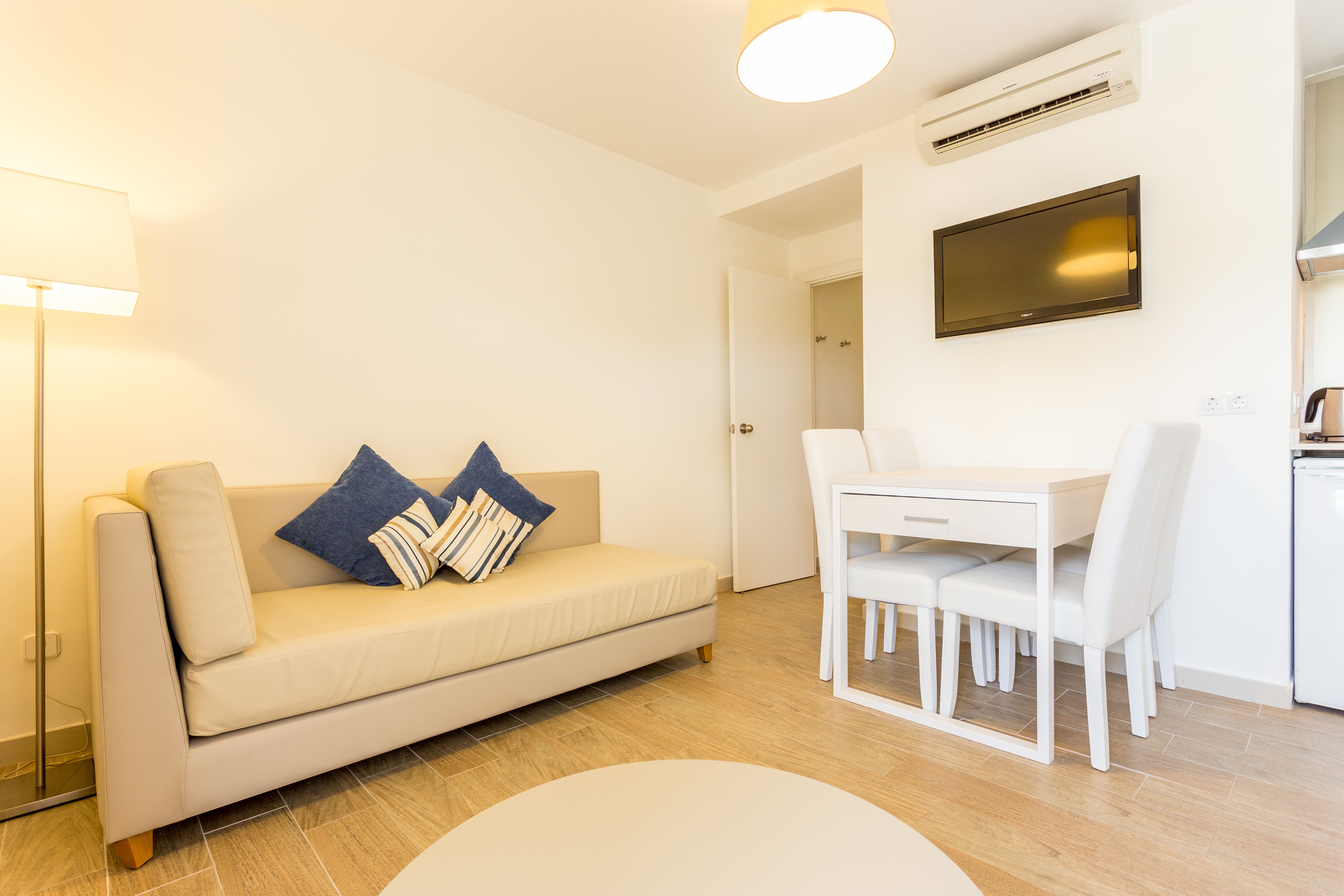 APARTMENT  (BALCONY OR TERRACE)