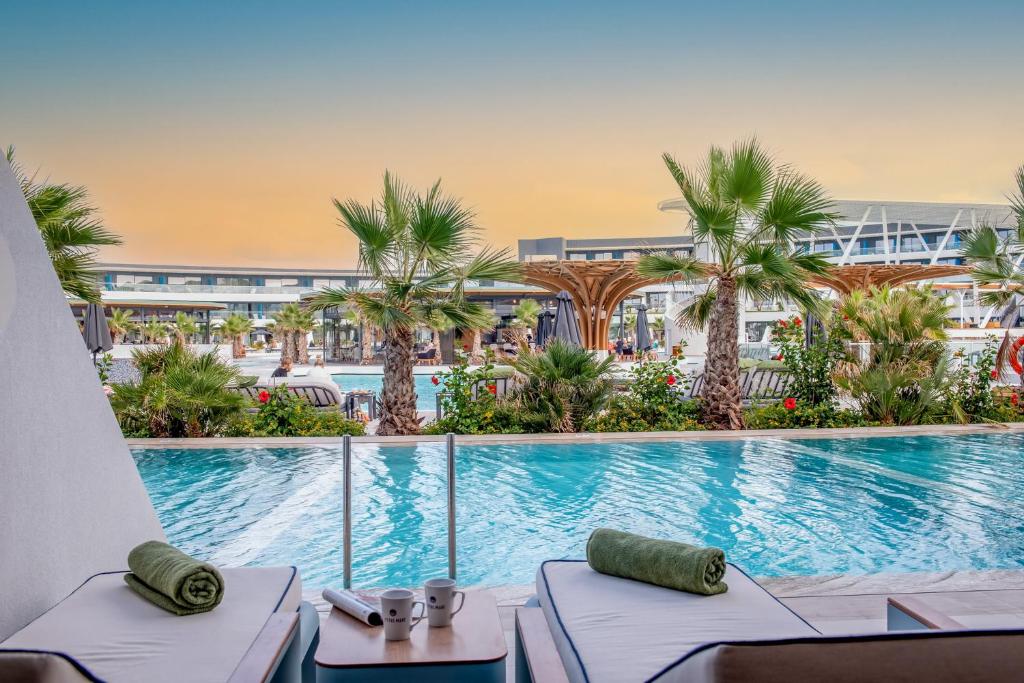 Deluxe Double Pool or Sea View with Individual Pool 