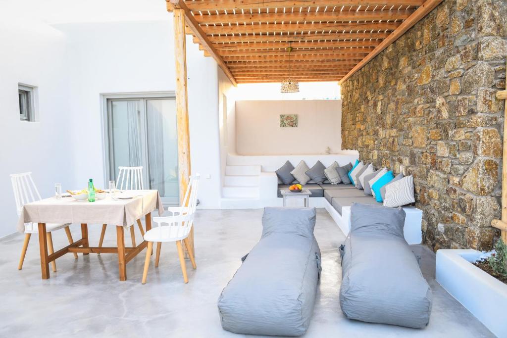 Deluxe Suite with Jetted Tub & Pool View