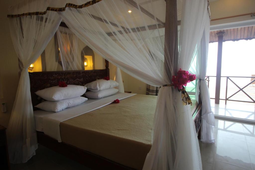 DOUBLE ROOM POOL/PARTIAL SEA VIEW
