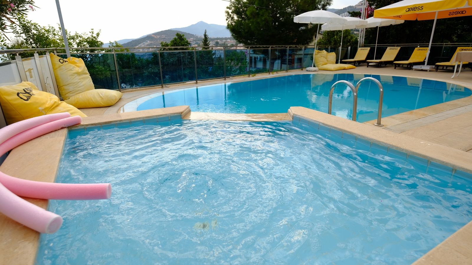 Piscina exterioara/interioara
